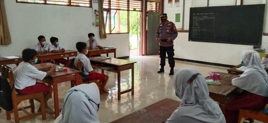 Police Go To School